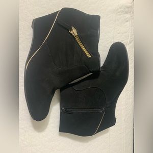 Ankle wedge boot with gold detail